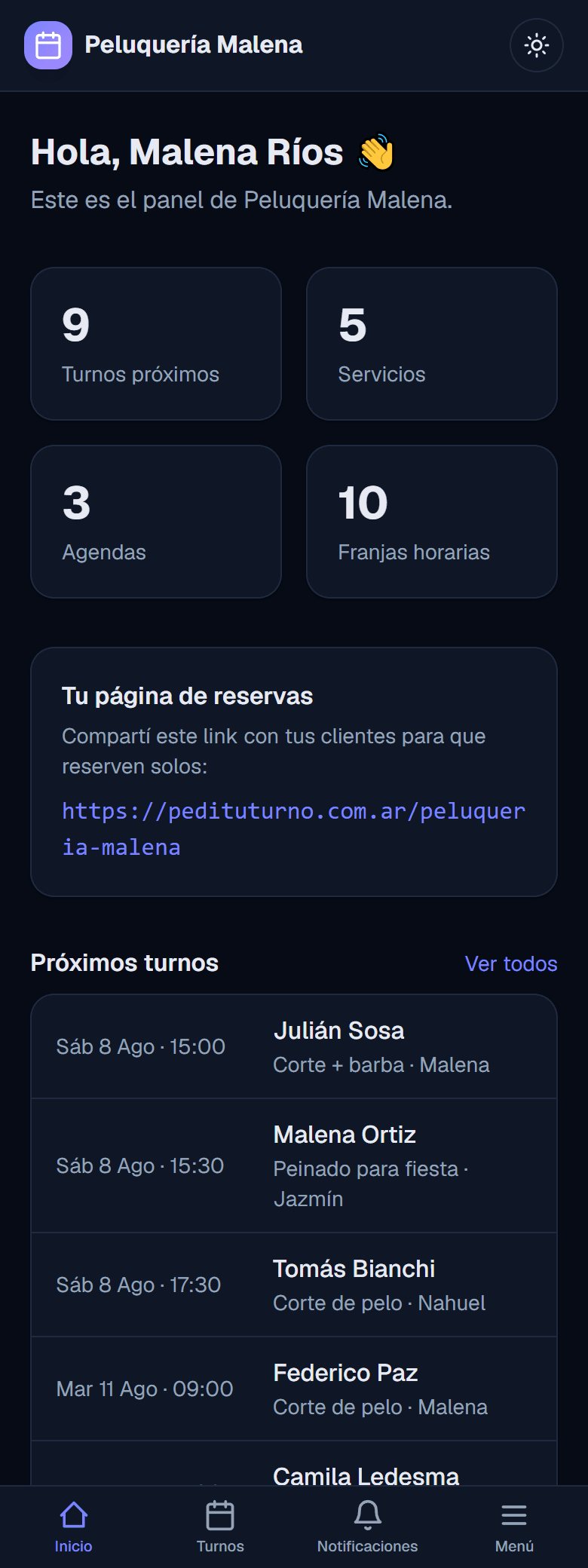 Panel de la peluquería con los turnos del día, cada uno con el nombre de la clienta, el servicio y la profesional