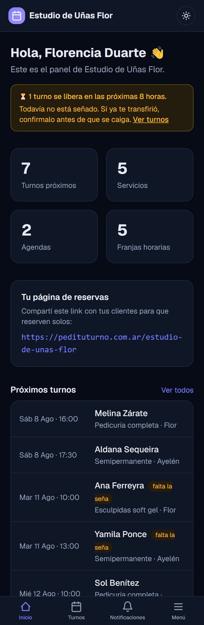 Panel del estudio de uñas con los turnos del día, el servicio de cada una y su horario