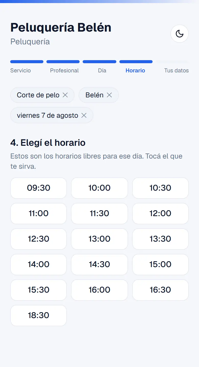 La página de reservas en modo claro, en el paso de elegir horario